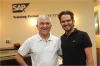 מיקי שטיינר, מנכ"ל SAP Labs, וגורי אלפי רגע לפני ההופעה