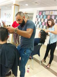 יוסי מלול וקלרה חמו מעצבים שיער לבני הנוער באשפוז. צילמה מירי אמדו