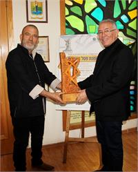 ראש העיר שלמה בוחבוט והפסל חאתם עווידה. קרדיט צילום שלמה שרביט