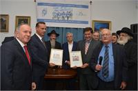 ראש עיריית סיגט מקבל את אות ההוקרה על המלחמה באנטישמיות