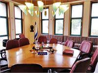 השולחן והמזכרות בחדר השלום