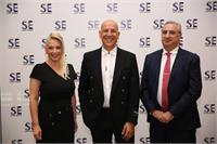 מימין- שגריר ישראל באמירויות, איתן נאה, מנכל SE, אילן ירון ואביטל שיטרית, מפיקת כנס נשים ועסקים
