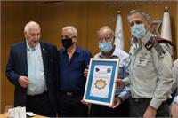 הענקת תעודת הוקרה ורישום בספר הזהב