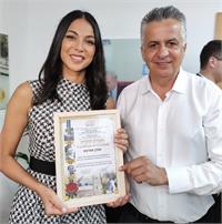 שמעון סבג, מייסד ומנכ"ל עמותת יד עזר לחבר ביחד עם מתנדבת העמותה, מורן אטיאס