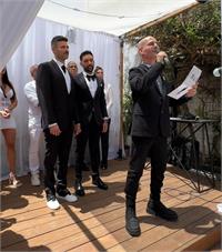 שחף מחתן את הזוג. צילום גיא יצחק