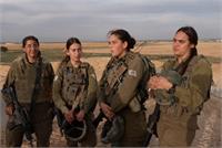 מתוך תערוכת שנה של גיבורים- אסף רוזן בדמות הטנקיסטיות. צילום נעמה בן שמחון