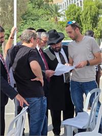 מנכ"ל המשרד יהודה אבידן והרב האזורי הרב מאיר אלמליח 
